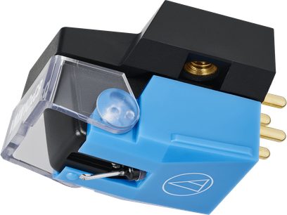 Audio Technica AT-VM510xCB pickup i blå og sort plast med gennemsigtigt låg og forgyldte stik, set i trekvart profil