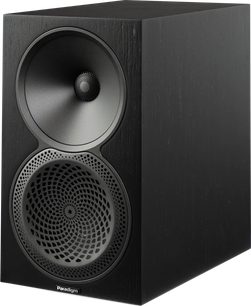 Altavoz de estantería Paradigm Premier 120B v2 negro en vista de tres cuartos con altavoz visible y rejilla circular perforada