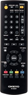 Sort Onkyo RC-825DV fjernbetjening med farverige knapper til at styre en audio/video-afspiller, set forfra
