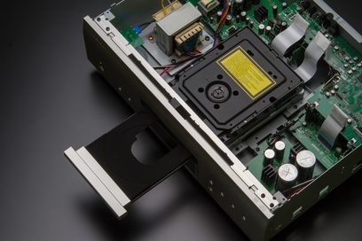 Odtwarzacz CD Denon DCD-1600NE w kolorze srebrnym, widok z góry na wnętrze, zielone płytki drukowane, srebrne komponenty elektroniczne
