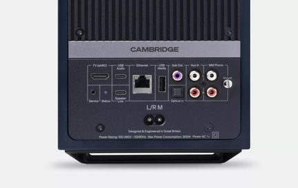 Netwerkversterker Cambridge, close-up achteraanzicht met HDMI-, eARC-, USB-, Ethernet-, optische en RCA-phono-aansluitingen op een blauwe behuizing