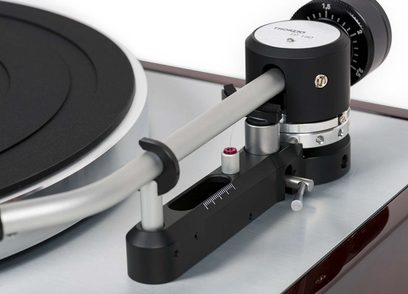 Gramofon Thorens TD 403 DD v lakovaném ořechu, detailní pohled shora na rameno a kazetu v pozici pro přehrávání