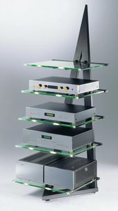 Schroers & Schroers Alphastatic Hi-Fi-møbel i glas og sort metal, 5 hylder med audiokomponenter, set forfra