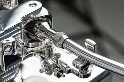 Braço para toca-discos F-Note VT 12’’ em alumínio em forma de S com acabamento cromado e detalhes mecânicos visíveis