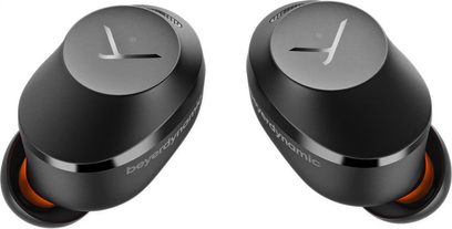 Căști intraauriculare Beyerdynamic Amiron 300 negre, vedere de aproape a 2 căști ovale negre cu capete portocalii și logo argintiu