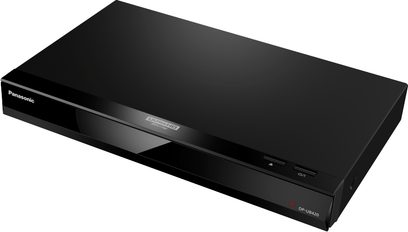 Panasonic DP-UB420 sort 4K Blu-ray-afspiller, set forfra i let nedadgående vinkel, lukket bakke