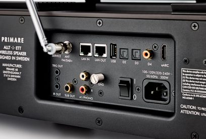 Svart bakpanel i metall på Primare Allt‑i‑Ett‑system, LAN, USB, optiska portar, HDMI eARC, IEC‑uttag, strömbrytare