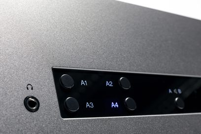 Cambridge Audio CXA81 hi-fi stereoforstærker i antracitgrå med sølvfinish. Nærbillede af bagpanelet, stik A1 til A4