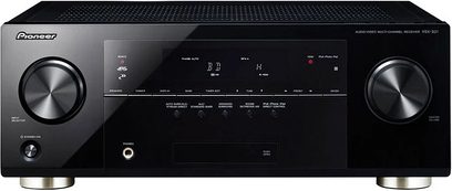 Pioneer VSX-921-K zwarte home cinema-versterker, vooraanzicht, met knoppen, draaiknoppen, display en aansluitingen op de voorkant