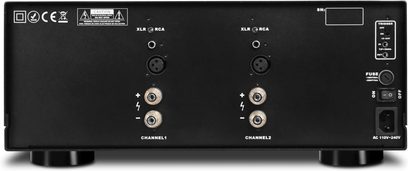IOTAVX AVXP 2-840 musta metallinen päätevahvistin, takanäkymä: kaksi XLR- ja RCA-tuloa kanavaa kohden, kaksi paria kaiutinliittimiä merkittyinä +/−, virtalähdeosio IEC-liitännällä, sulakkeella ja virtakytkimellä