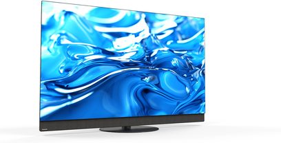 Panasonic TV-55Z95B højopløsnings-tv i sort med ultratynd metalramme, integreret soundbar beklædt med stof og centralt, rundt metalstativ, set fra trekvart forfra