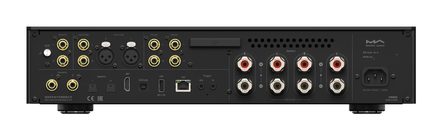 Panou spate negru din metal al unui amplificator cu multiple conectori RCA aurii, două prize XLR, porturi digitale HDMI, USB și LAN, opt borne pentru boxe argintii cu centru roșu, grilaj de ventilație perforat și priză de alimentare IEC, vedere din spate