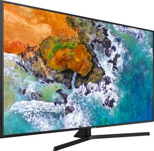 Samsung UE50NU7475 flatskjerm-TV som viser et abstrakt bilde med sterke farger i oransje, grønt og blått