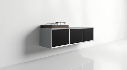 Pakabinamas garso ir vaizdo baldas Clic Classic Series modelis 230 iš šviesiai pilkos medienos, trys juodos durelės, vaizdas iš kairiojo trijų ketvirčių kampo