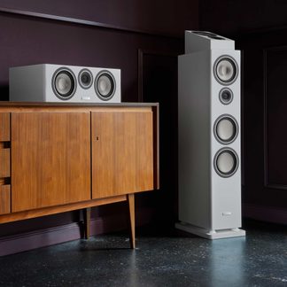 Set de boxe hi-fi Canton gri, coloane și boxă centrală pe mobilier din lemn într-un living modern