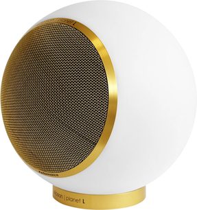 Matwitte, bolvormige luidspreker met een zwarte cirkelvormige grill omrand met goud en een gouden basis met de inscriptie "planet L".