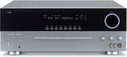 Stříbrný hi-fi stereo zesilovač Harman Kardon HK 3380, pohled zepředu, modrý displej, ovládací tlačítka a konektory na čelním panelu