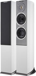 Paar AudioVector R3 Avantgarde witte vloerstaande luidsprekers in gelakte witte houten behuizing, driekwart van voren gezien, één met zwarte stoffen grille en de andere met zichtbare metallic grijze voorkant met gouden ribbon-tweeter, twee zwarte woofers en een schuin zwart voetstuk
