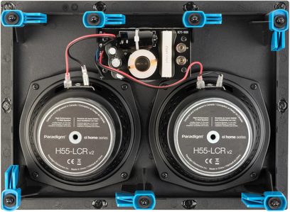 Wbudowany głośnik ścienny H55-LCR v2 z 2 czarnymi głośnikami okrągłymi, widocznymi komponentami elektronicznymi, niebieskimi mocowaniami