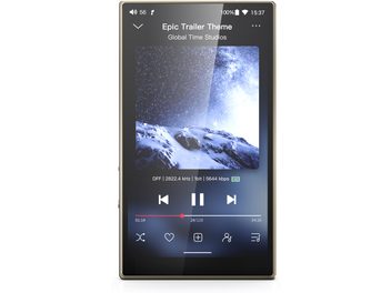 Lettore audiophile FiiO M21 in titanio, custodia metallica rettangolare con ampio schermo touchscreen acceso e bordi sottili, vista frontale