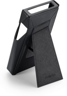 Sort Astell&Kern SP4000-etui med foldbar frontklap og åbne udskæringer, set bagfra i trekvart vinkel