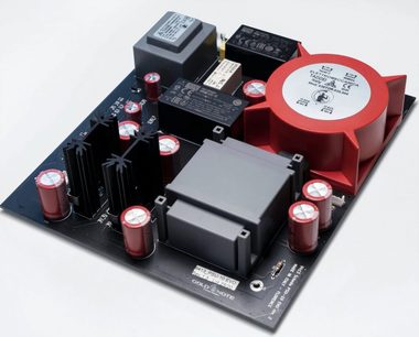 Gold Note PSU-10 EVO sort strømforsyning, set ovenfra i perspektiv, med åbne dæksler og synlige røde og sorte elektroniske komponenter