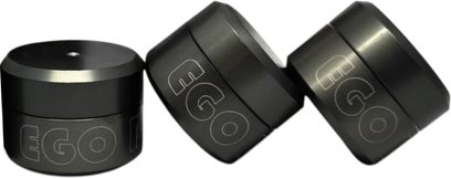 Drei zylindrische Aktyna EGO Anti-Vibrationsdämpfer aus satiniertem schwarzem Metall, mit sichtbarer EGO-Gravur an der Kante, leicht von vorne in der Gesamtansicht präsentiert