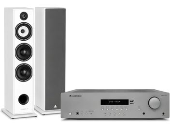Hi-fi система Cambridge AXR100D з двома білими підлоговими колонками Triangle, вигляд спереду, одна колонка без захисної решітки