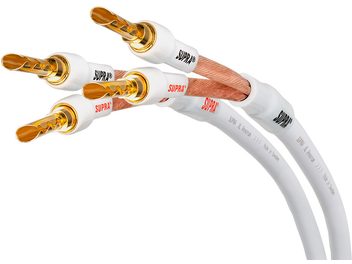 Patru cabluri audio albe Supra terminate cu conectori banană aurii, aranjate în evantai pe un fundal alb