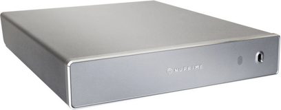 Nuprime AMG One high-end effektforstærker i sølv, set forfra, rektangulært metalkabinet, minimalistisk frontpanel