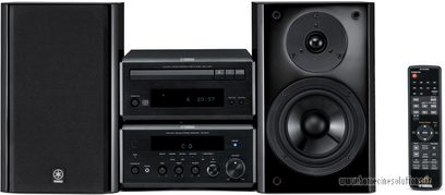 Yamaha E-410 Hi-Fi minianlæg bestående af to højttalere, en subwoofer, en CD-afspiller og en fjernbetjening