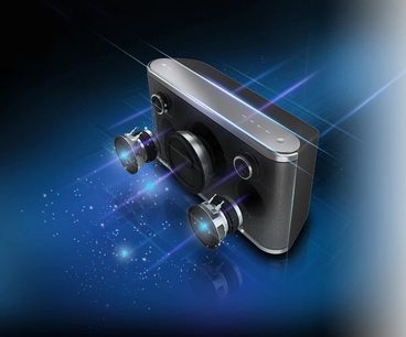 Bezdrátový chytrý reproduktor Panasonic SC-ALL8EG-K v černé barvě, pohled zepředu v perspektivě, viditelné čočky a tlačítka