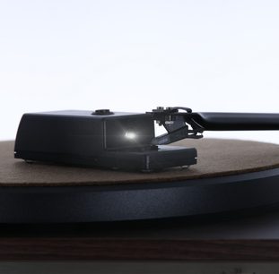 Indstillings- og rengøringssæt Enova HIFI ESC 10, sort rektangulær boks med cirkulær knap, tonearm på cirkulær plade