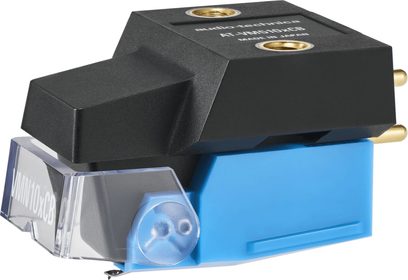 Audio Technica AT-VM510xCB hi-fi pickup i sort og blå plast med transparent nålebeskytter, gevindindsatser og guldbelagte stik, set fra trekvart vinkel