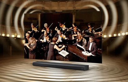 Orkester af violinister i koncert på en scene, set forfra gennem en mørk tunnel, billede projiceret på en tv-skærm