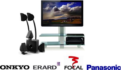 Onkyo Erard Focal Panasonic hjemmebiografsystem bestående af en fladskærm, to sorte højttalere og et TV-møbel i glas, set forfra