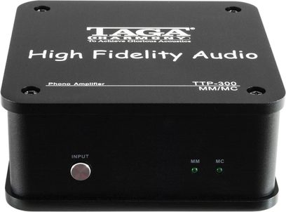 Taga Harmony TTP-300 sort phono-forforstærker, set oppefra, med indgangs- og udgangsstik på bagsiden og en knap på forsiden