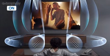 Televizor s pohlcujícím zvukem Q-Symphony ON, modré zvukové vlny kolem obrazovky a diváka v obývacím pokoji