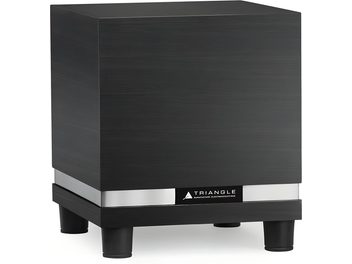 Triangle Thetis 300 askgrå subwoofer, rektangulärt MDF-kabinett med mörk borstad träfinish, prydd med ett metallband och logotypen på fronten, monterad på fyra cylindriska fötter, sedd i trekvarts vinkel framifrån