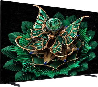 TCL 115C7K Ultra-HD-Fernseher in Schwarz mit ultraflachem Metallrahmen und Glasbildschirm, zeigt ein smaragdgrünes Muster, aus dreiviertel rechter Perspektive auf zwei seitlichen Standfüßen präsentiert