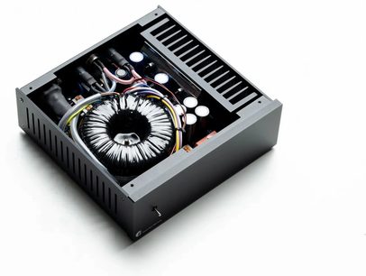 Ekstern strømforsyning Pro-Ject Power Box RS2 AMP sort, set ovenfra, åbent kabinet med synlig toroidtransformator
