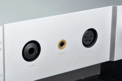 Primo piano frontale sulla facciata in alluminio argento del preamplificatore per cuffie Cayin IHA-8, con prese cuffie jack 6,3 mm nera, 4,4 mm bilanciata dorata e XLR 4 poli nera