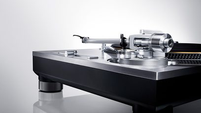 Hi-fi gramofon Technics SL-1200GEG-S stříbrný, detailní pohled shora na raménko a přenosku