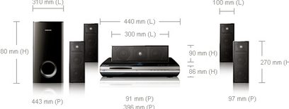 Sort Samsung HT-BD2ER hjemmebiografsystem, set forfra, med dimensioner i millimeter for de 5 højttalere, subwooferen og afspilleren