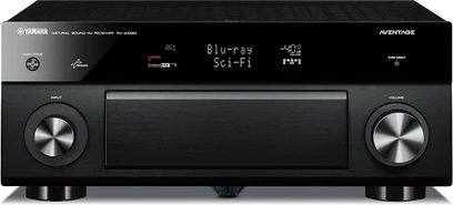 Yamaha RX-A1020 sort home cinema-forstærker, set forfra, blåt display, sølvfarvede knapper og drejeknapper, to runde højttalere på siderne