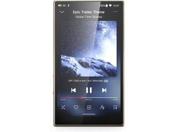 FiiO M21 Titanium Audiophiler tragbarer Player aus Titan, rechteckiges Metallgehäuse mit großem beleuchtetem Touchscreen und schmalen Rändern, Frontansicht