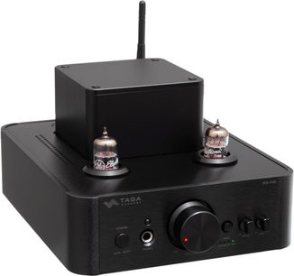 Taga Harmony HTA-700B v.3 sort, integreret stereo rørforstærker, sort lakeret finish, to synlige rør på toppen, stor central volumenknap, valgknapper, hovedtelefonudgang, bagmonteret antenne, set fra trekvart forfra