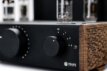 Sluchátkový předzesilovač Feliks Audio Echo MKII Vibe černý s dřevěným čelním panelem, detailní záběry na tlačítka a viditelné elektronky
