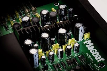 Nærbillede af printkortet i en Magnat MCD 450 CD-afspiller med mange elektrolytiske kondensatorer