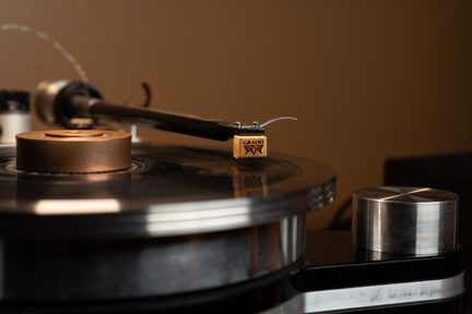 Giradischi in vinile con braccio di lettura e testina Grado su disco nero in primo piano